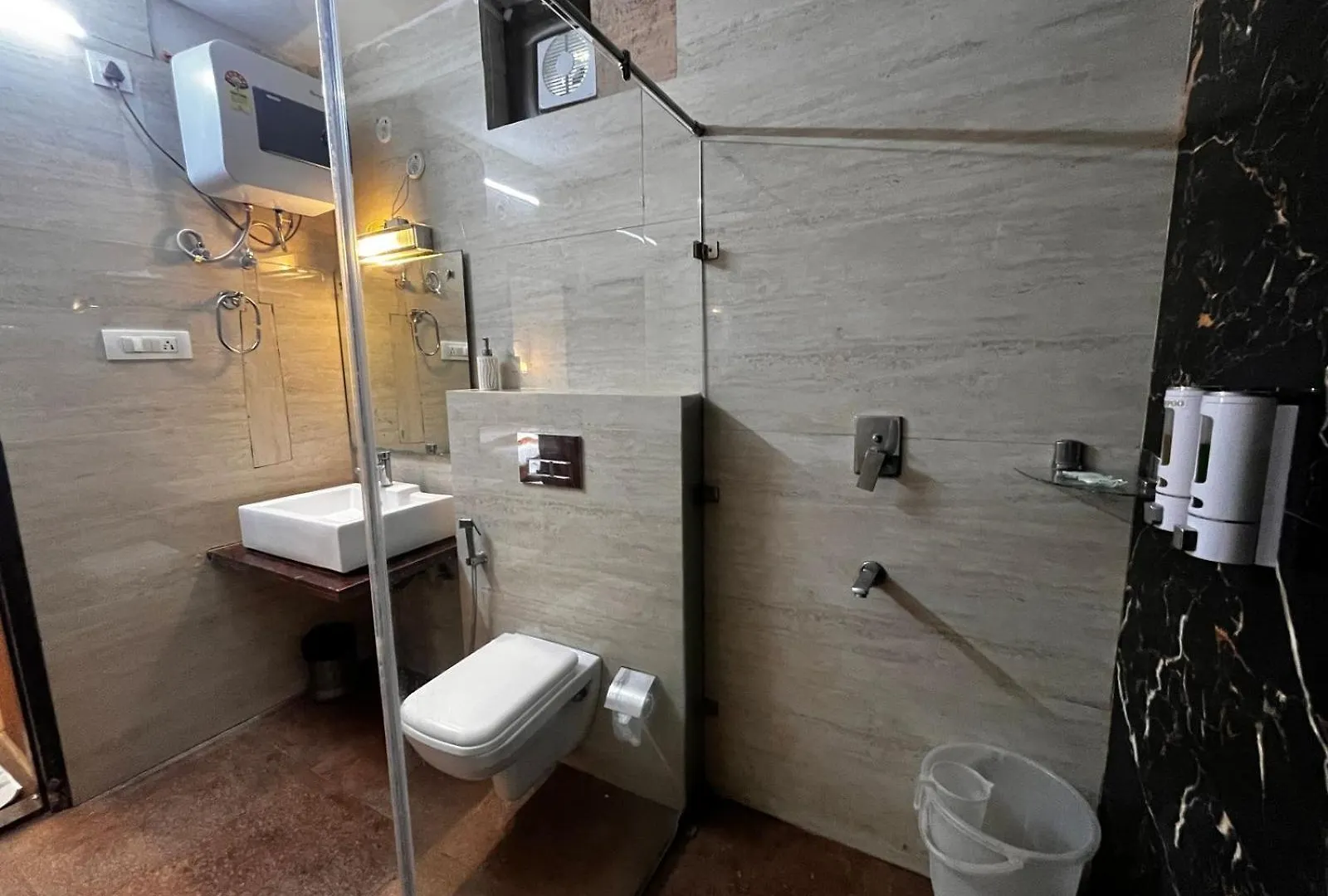 Karuna Hotel ムスーリー