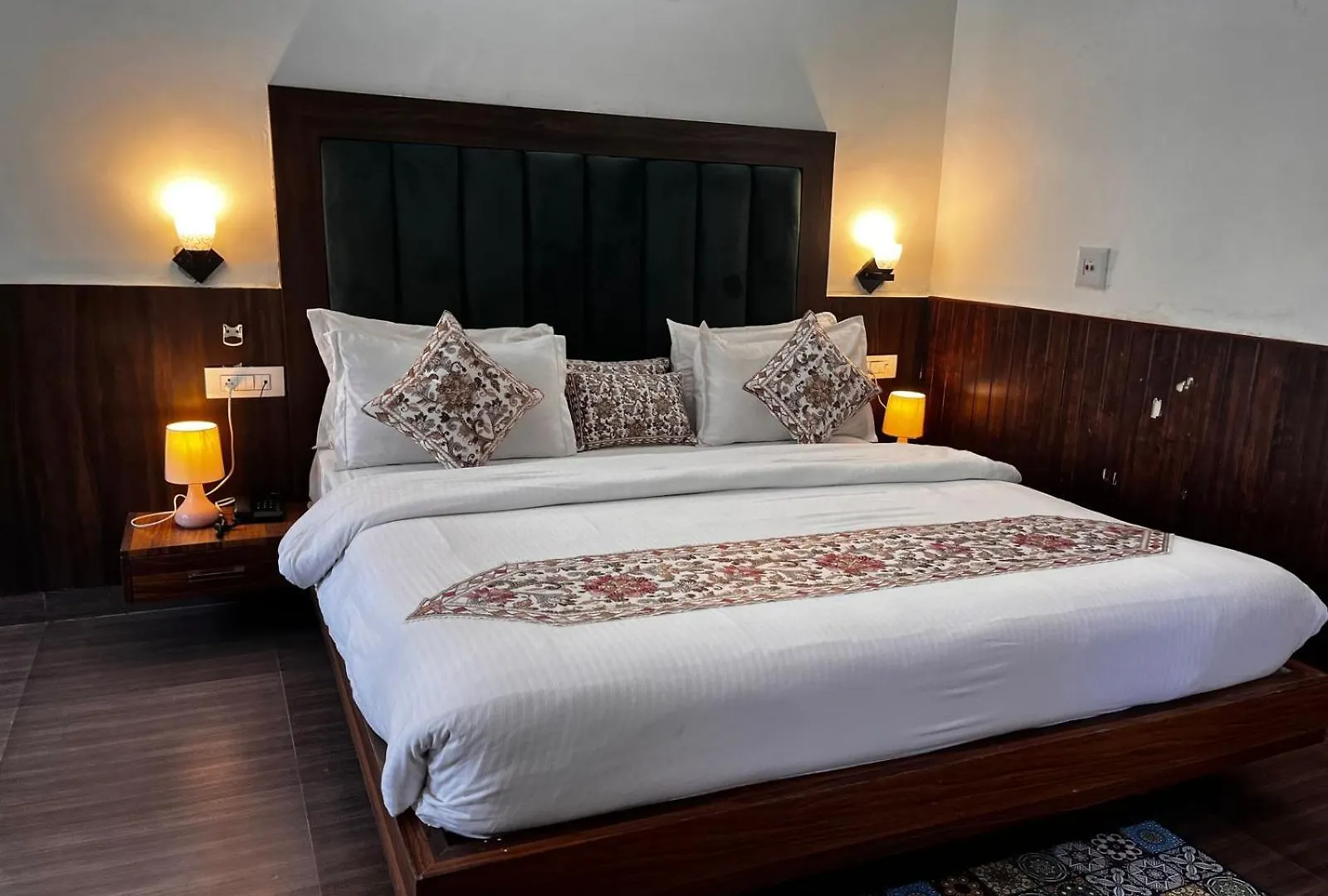 Karuna Hotel ムスーリー 4*,  インド