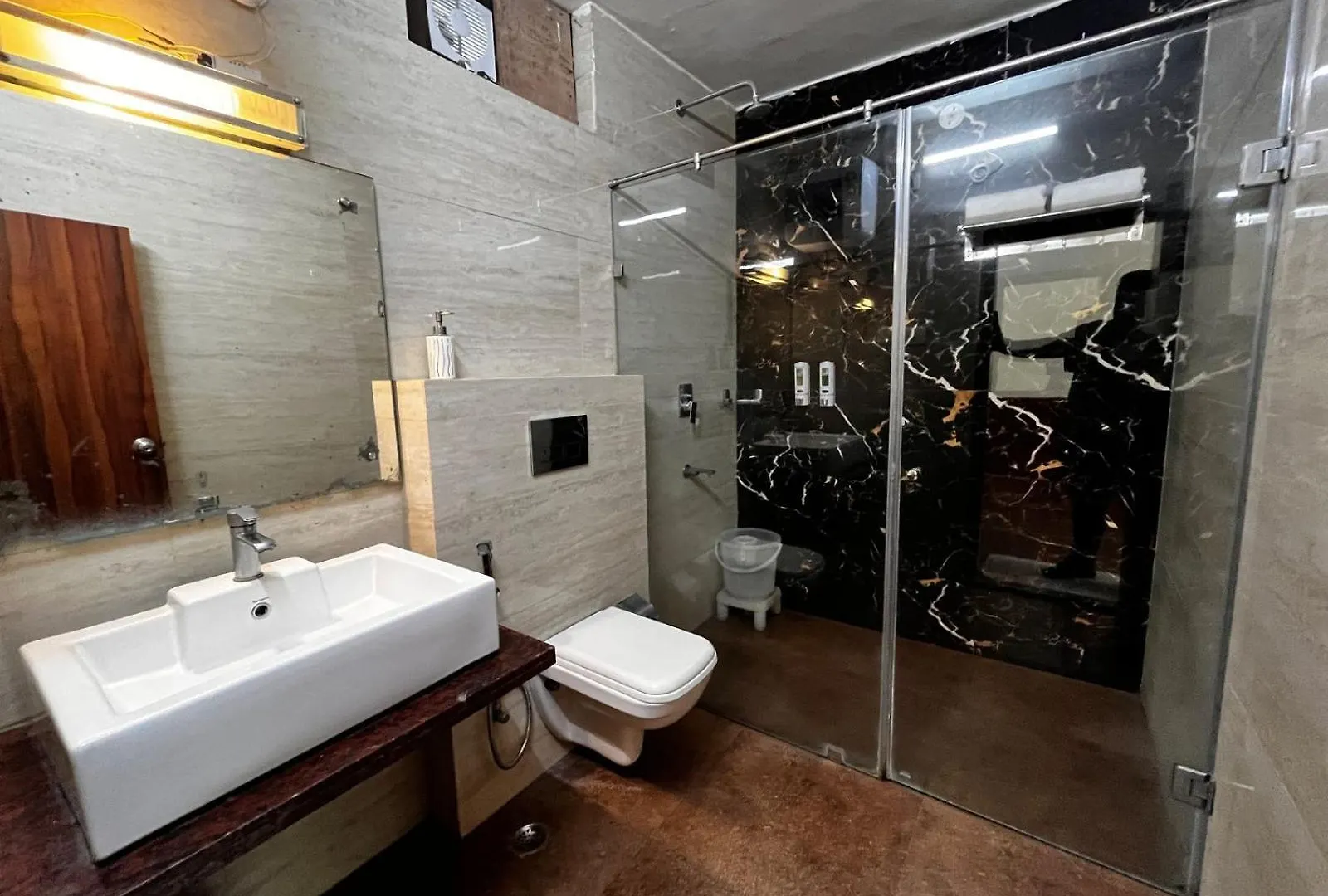 Karuna Hotel ムスーリー