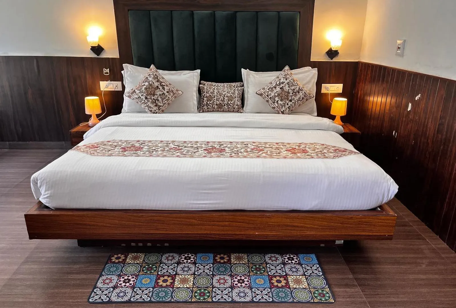 Karuna Hotel ムスーリー