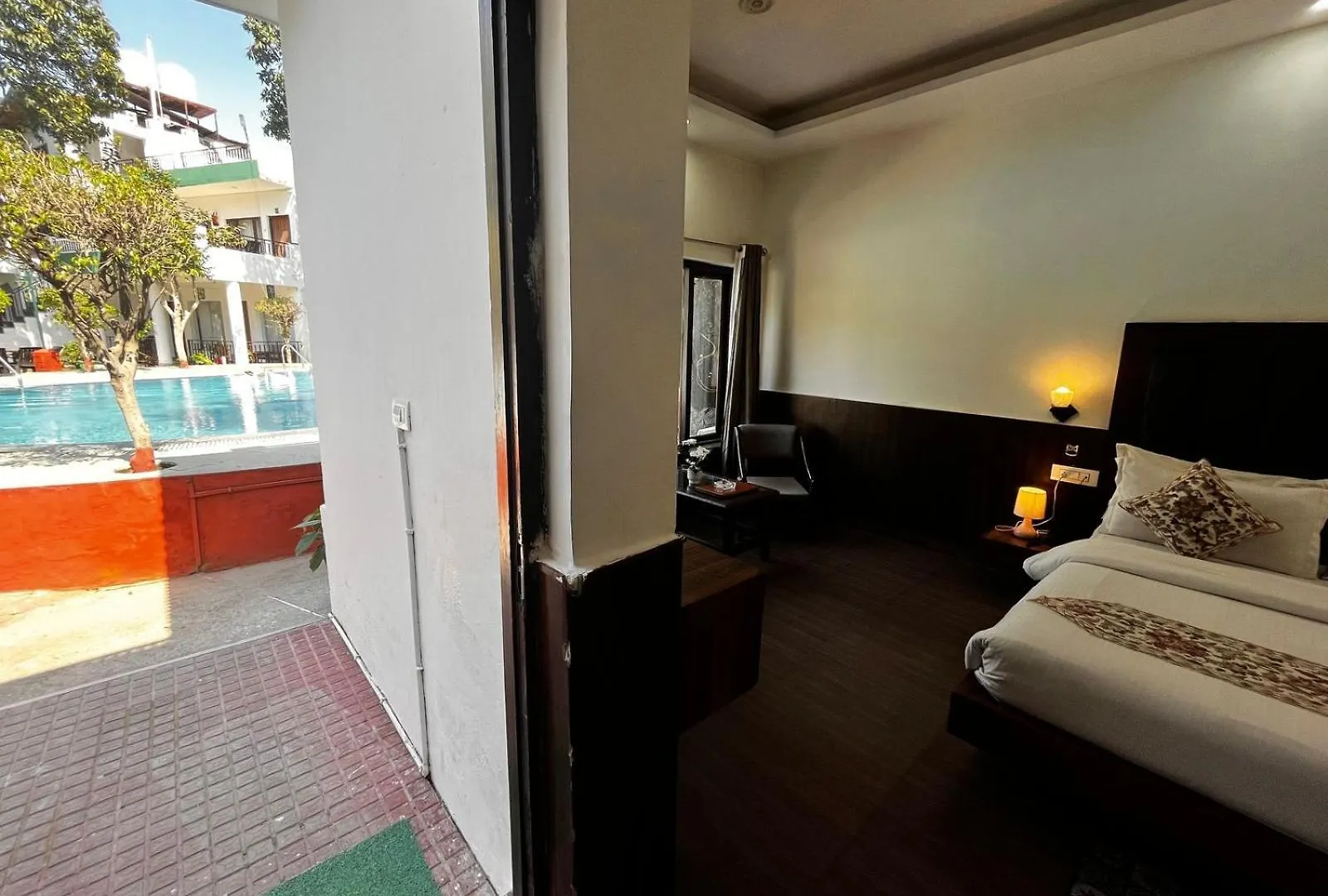 Karuna Hotel ムスーリー