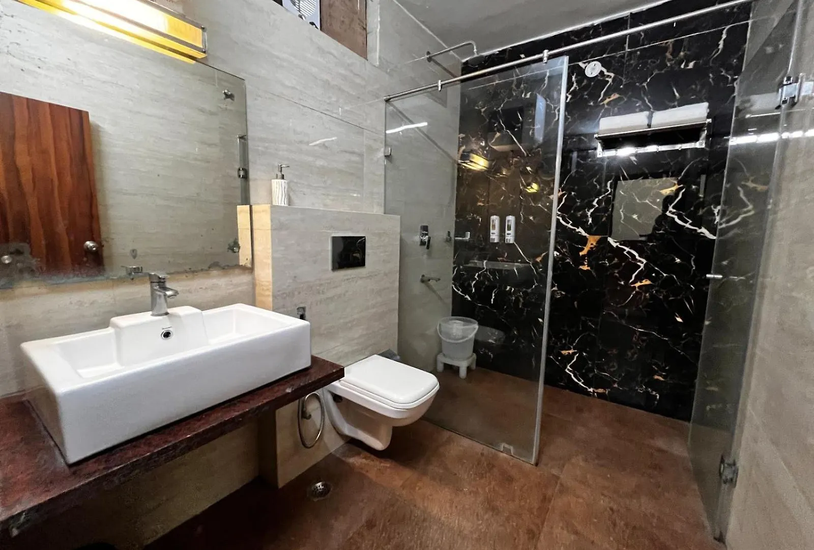 ****  Karuna Hotel ムスーリー インド