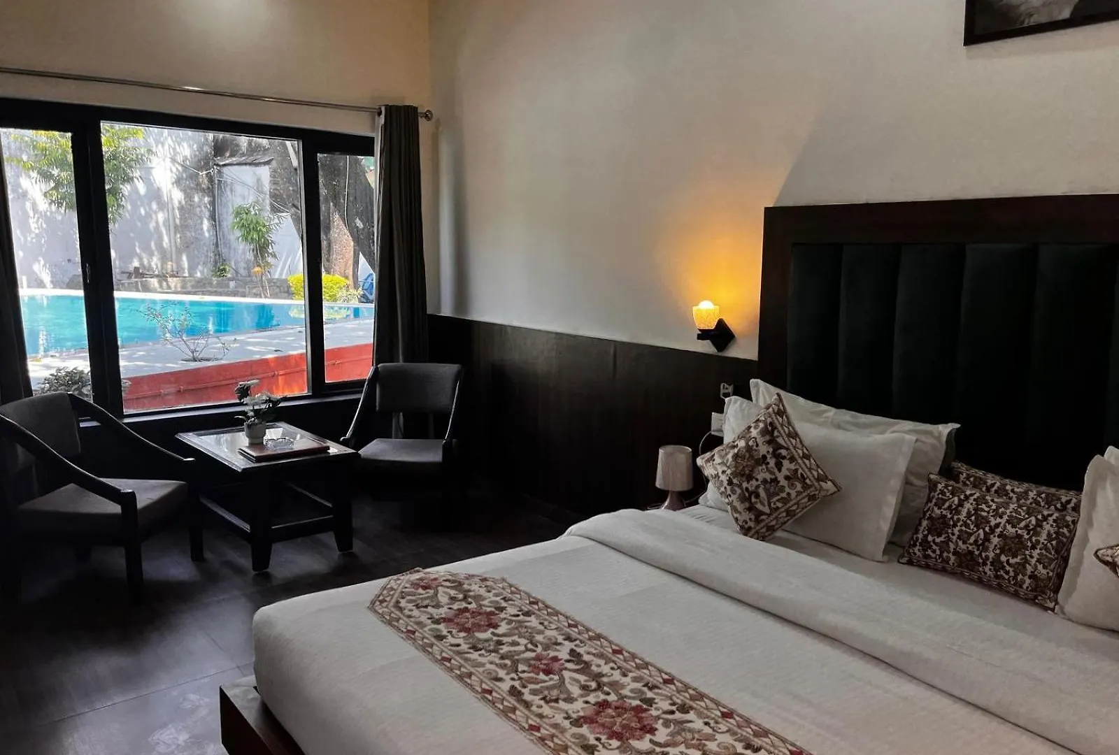Karuna Hotel ムスーリー